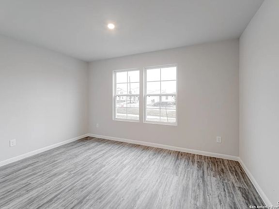 4th image of 712 Mariposa Circle