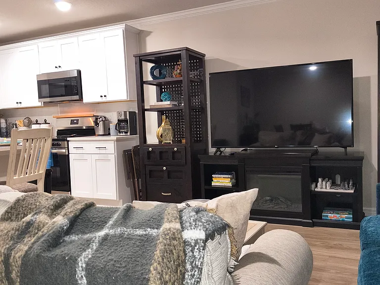 8 Unique Ct #B — Photo 13