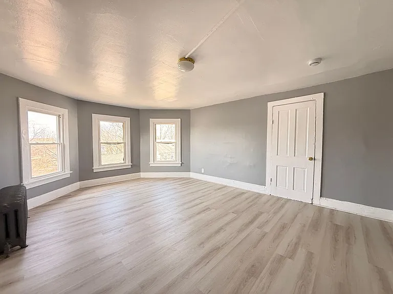 265 N Laurel St — Photo 8