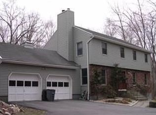 25 Carmine Dr, Mahopac, NY 10541