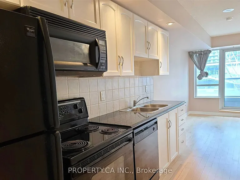 250 Wellington St W #1531 — Photo 5