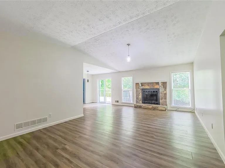 2100 Whitebluff Way — Photo 11