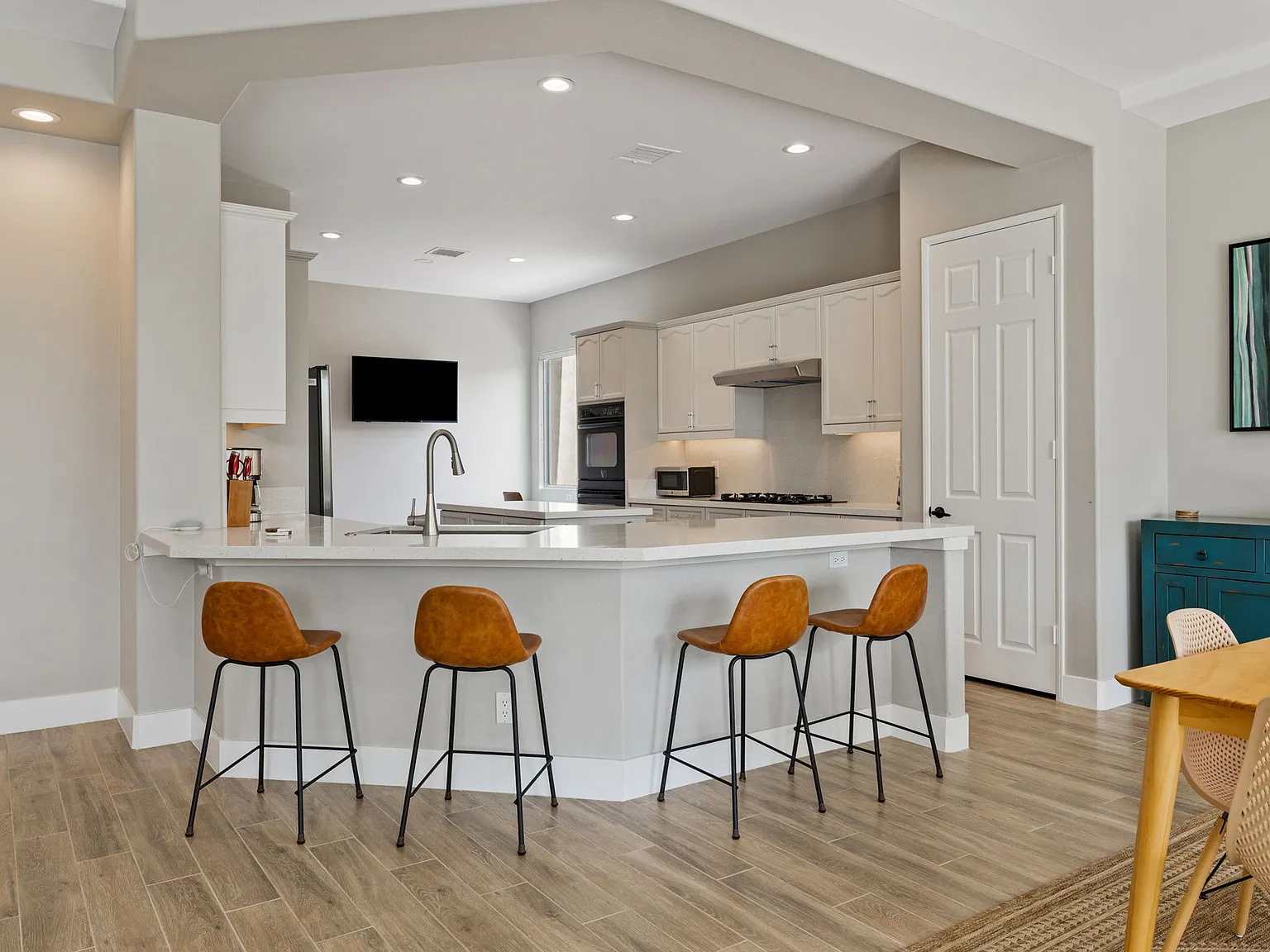 3 bed, 2208 sqft, $4,700 — Photo 4