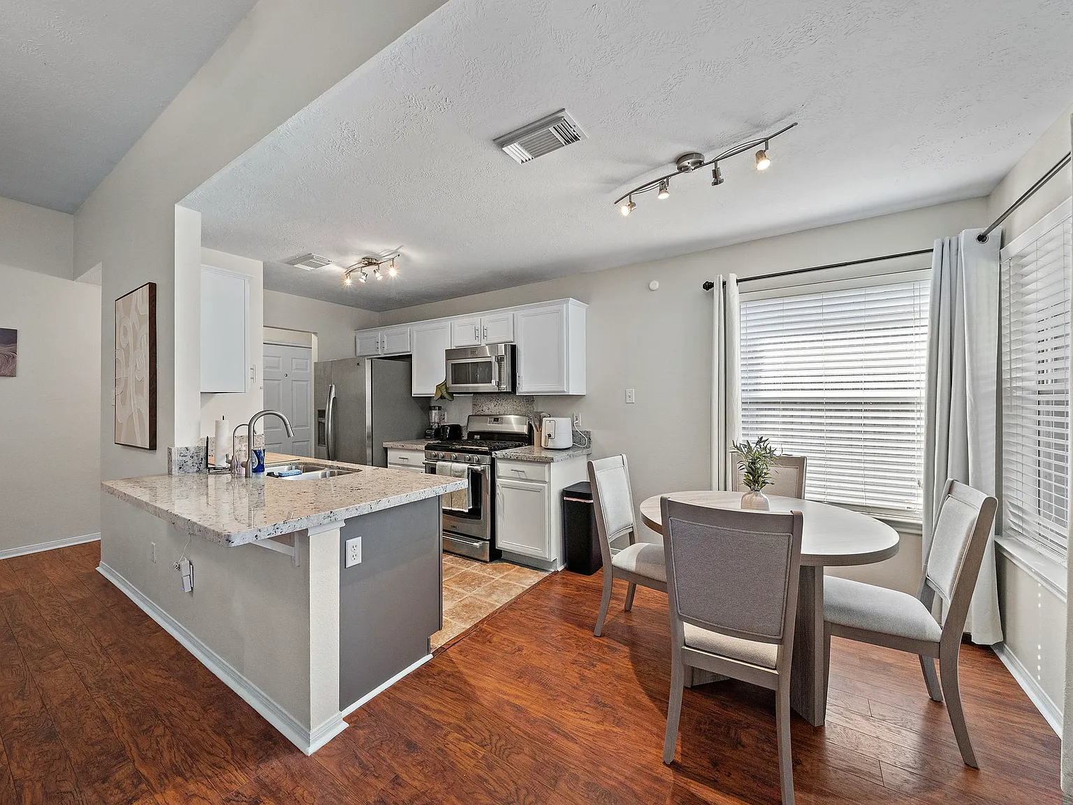 3 bed, $7,000 — Photo 4