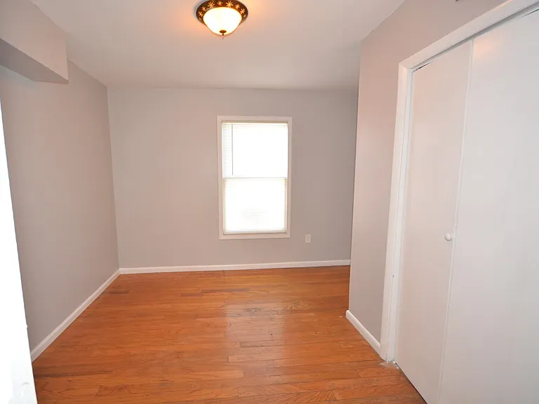 536 E Waldburg St #B — Photo 5
