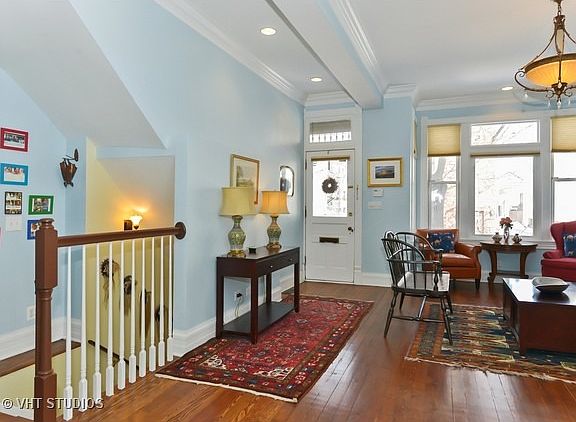 3rd image of 1949 W Melrose St #1