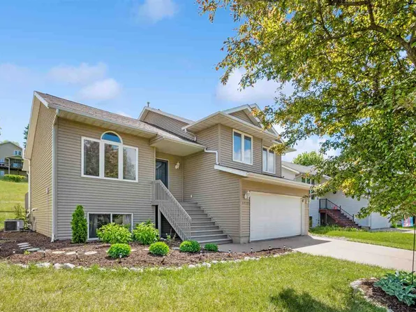 1719 Parkway Dr, Coralville, IA 52241