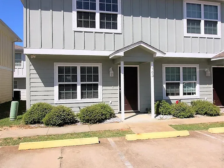 Crepe Myrtle Apartments — Photo 8