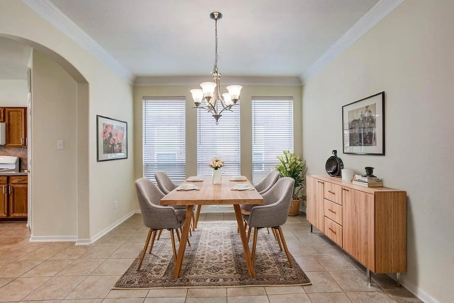 4 bed, 2.5 bath, 3111 sqft, $2,250 — Photo 3