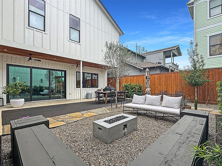408 Pecore St — Photo 34