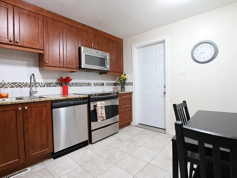 28 Whelan Dr — Photo 6