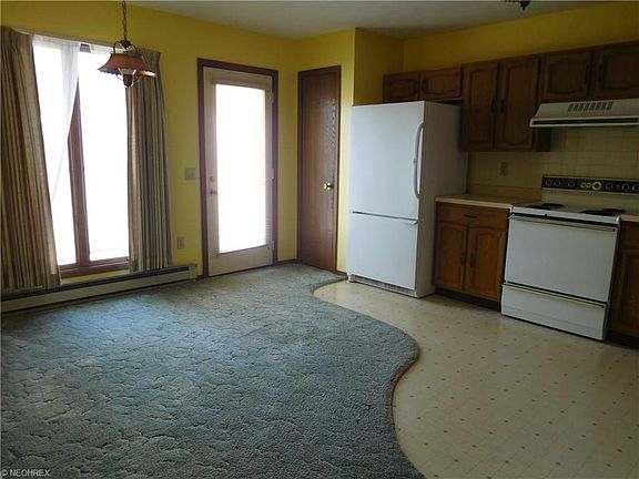 3rd image of 909B Somerset Dr
