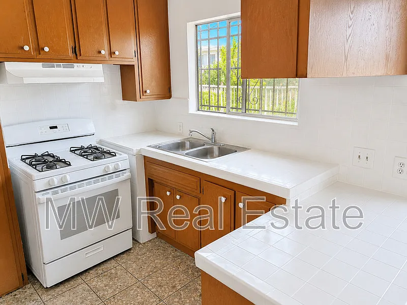 3 bed, 2.0 bath, 1200 sqft, $3,300 — Photo 4