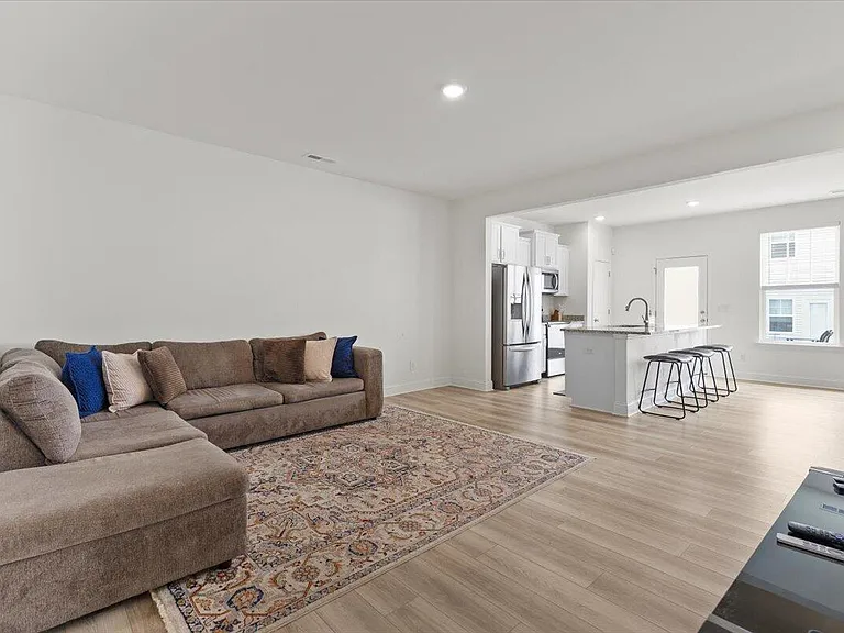 702 Ridge Cliff Ln — Photo 6