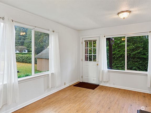 5th image of 3122 Northlake Way NW