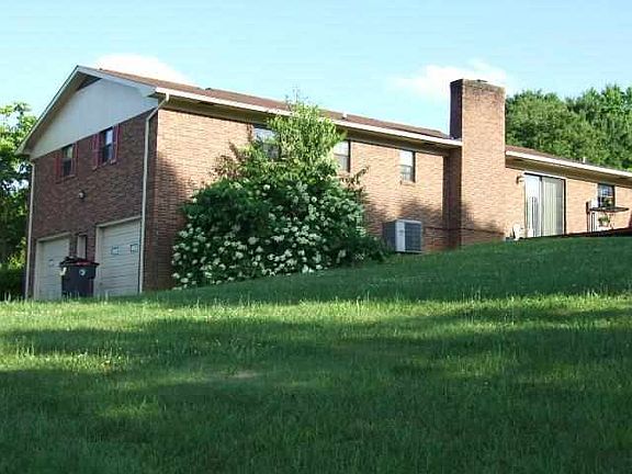 3rd image of 2065 Seven Oaks Dr