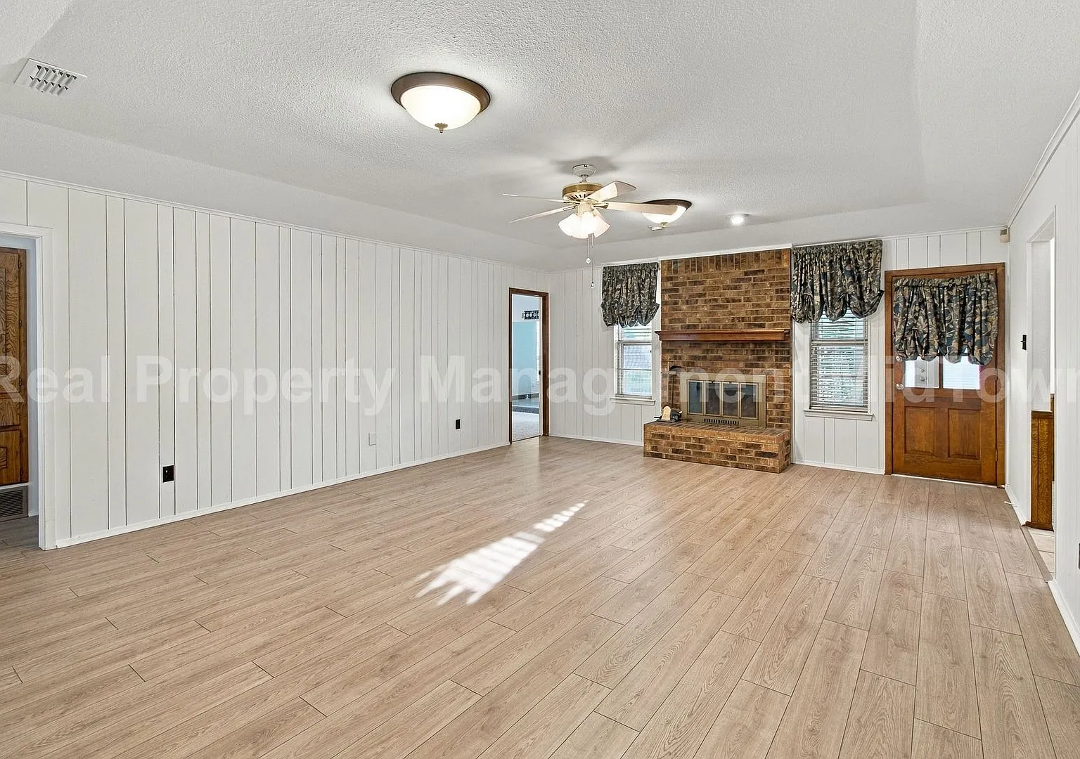 Spacious 4-Bedroom Home with Private Pool & Hot Tub — Photo 4