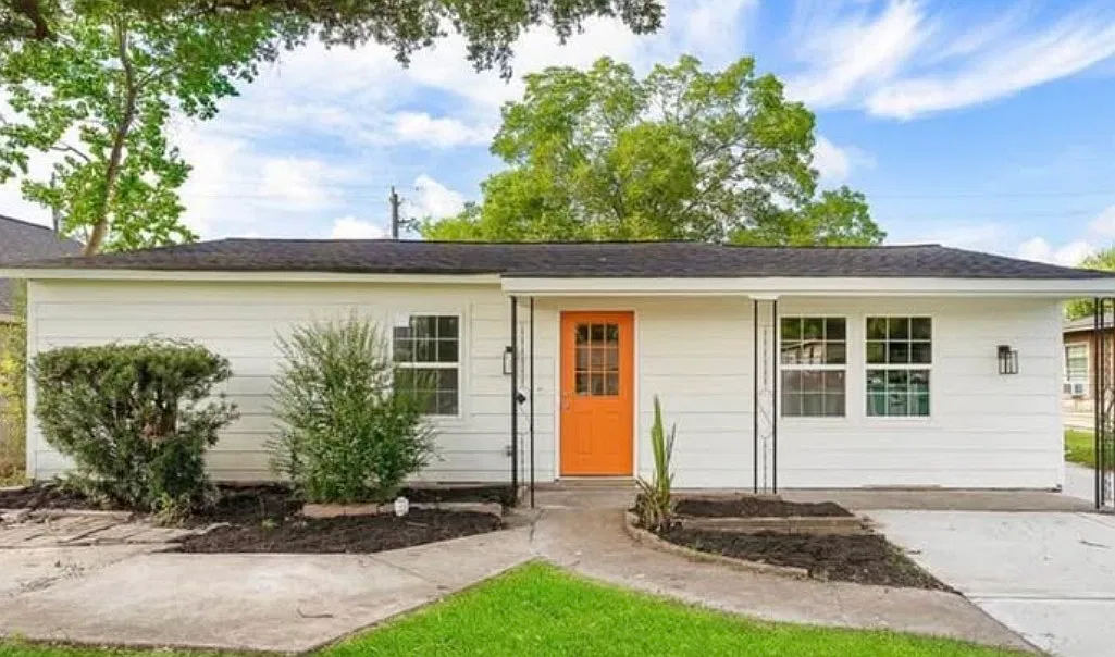 3 bed, 1338 sqft, $1,800 — Photo 1