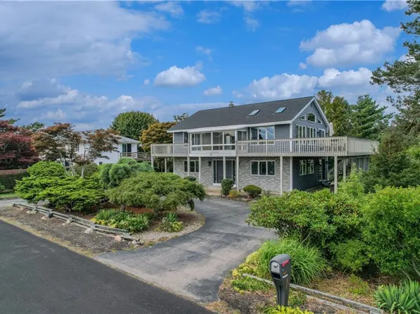 27 Foster Ln, Narragansett, RI 02882