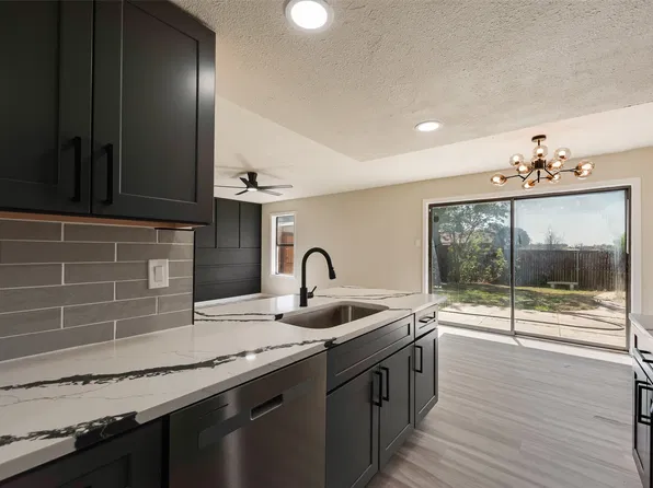 1700 Hartford Dr, Carrollton, TX 75007