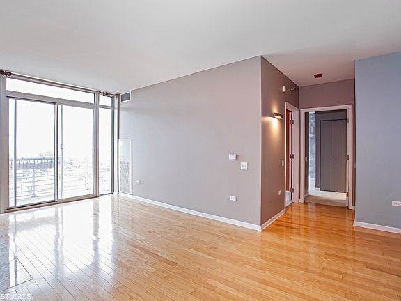 3rd image of 1515 S Prairie Ave Unit 907