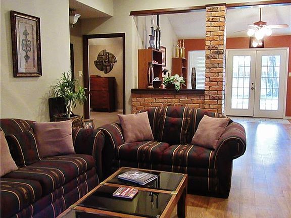 5th image of 4833 Jennifer Ln