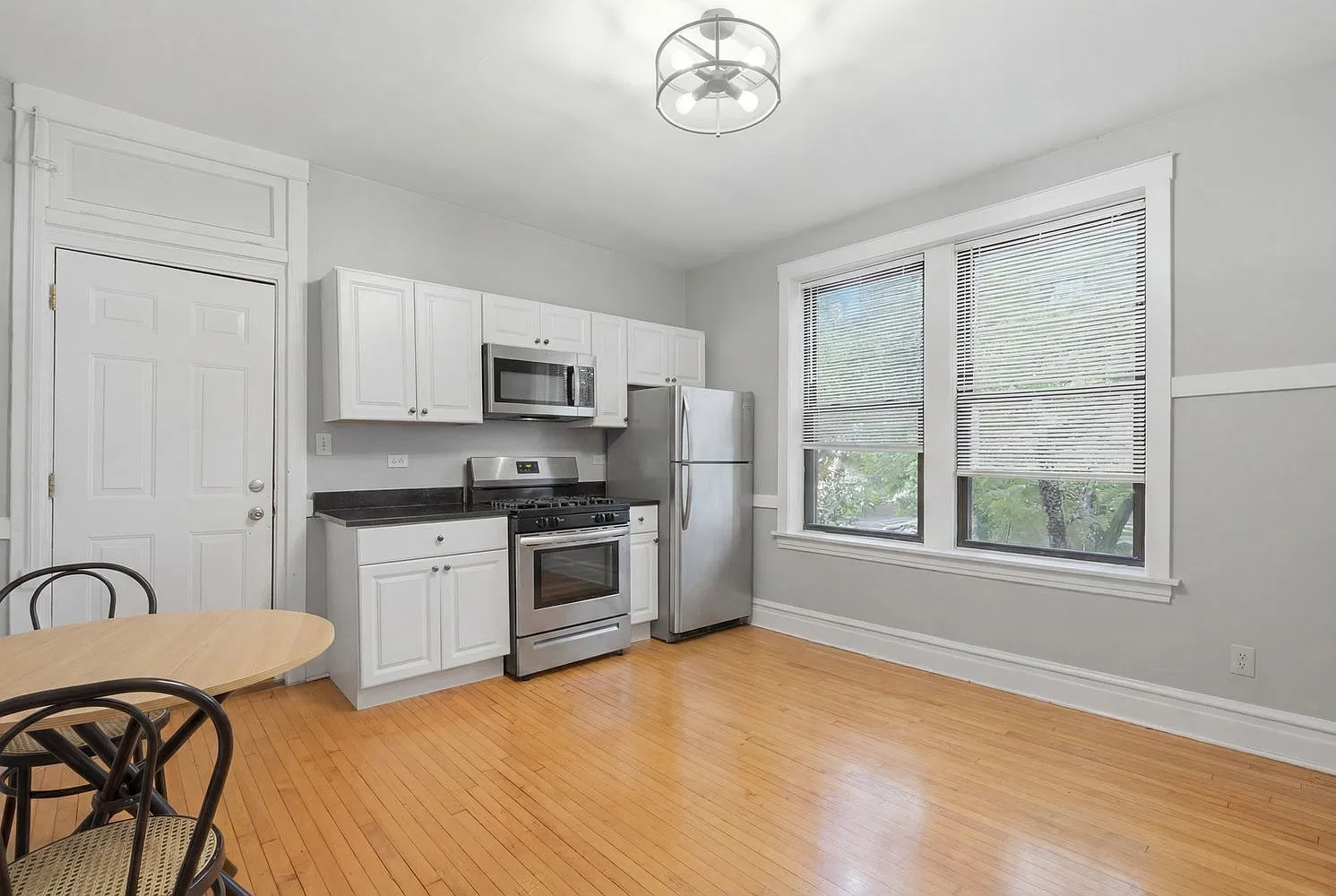 2 bed, 1000 sqft, $2,425 — Photo 3