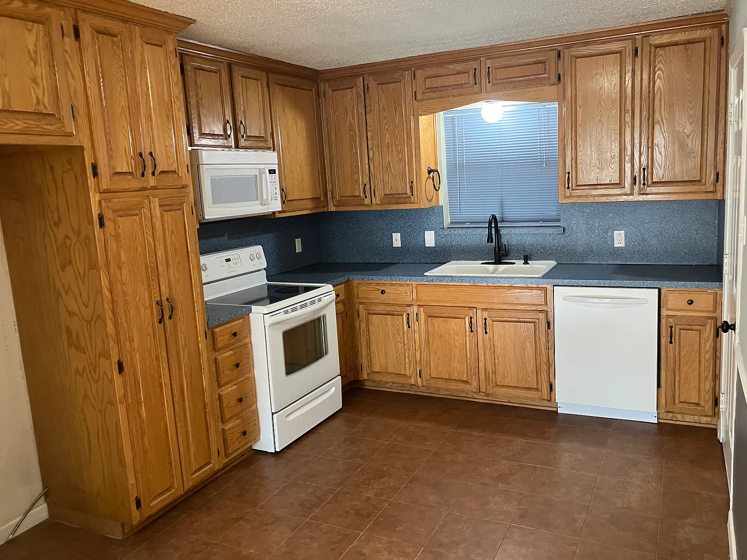 3 bed, 1160 sqft, $1,800 — Photo 2