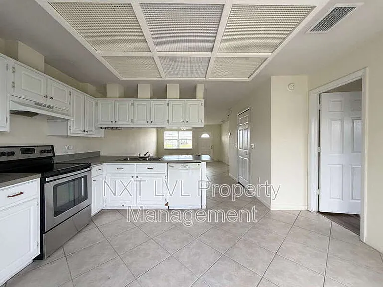 1005 NE 8th Ter — Photo 6