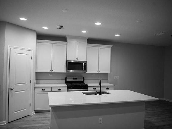 5th image of 32 Ilgrove Blvd