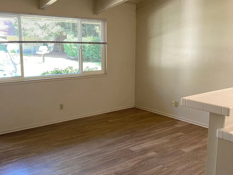 Lassen Villa Apartments — Photo 29