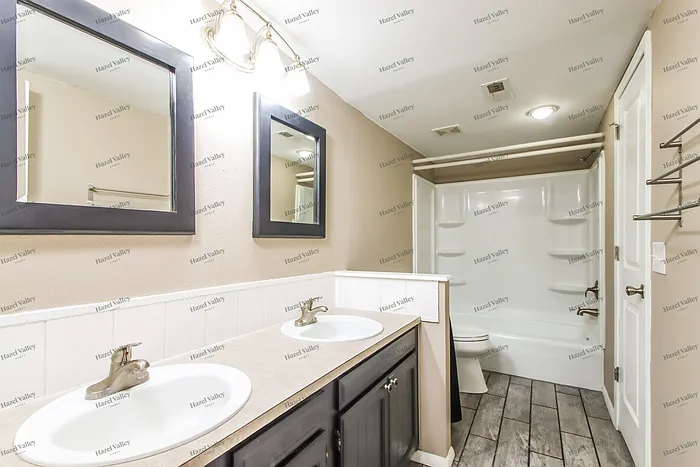 606 E Toledo Pl — Photo 10