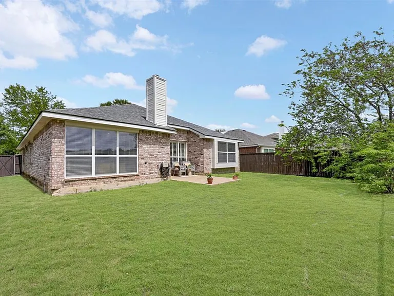 1369 Royal Oaks Dr — Photo 17