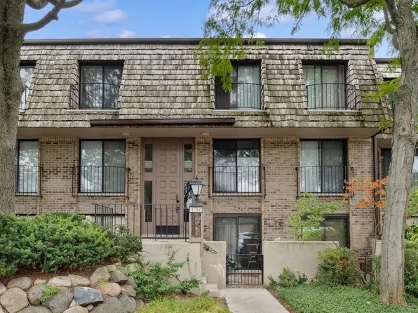 1714 Northfield Sq Unit B, Northfield, IL 60093