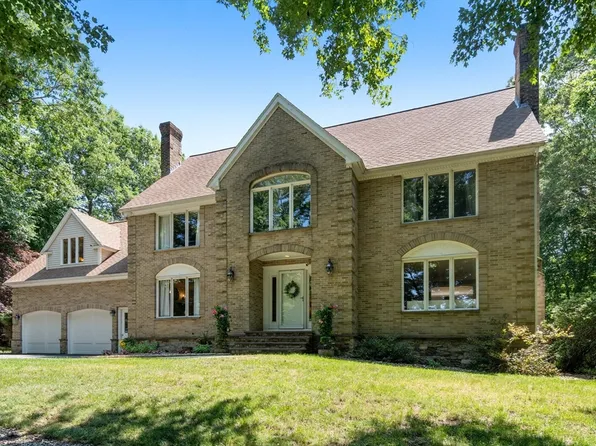 8 Gaslight Ln, Framingham, MA 01702
