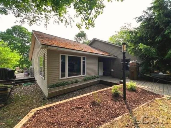 2120 Lakeview Dr, Brooklyn, MI 49230