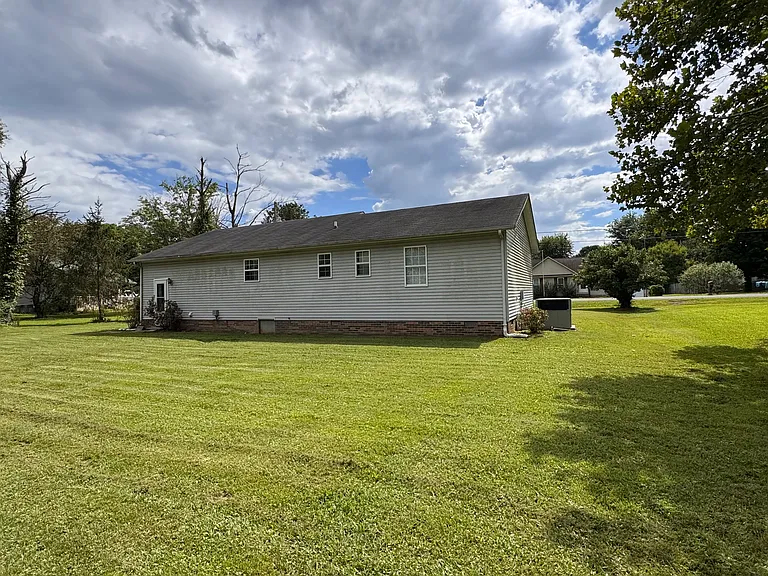 105 Darnell Dr — Photo 2