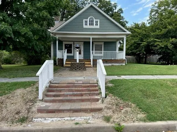 115 S 27th St, Parsons, KS 67357
