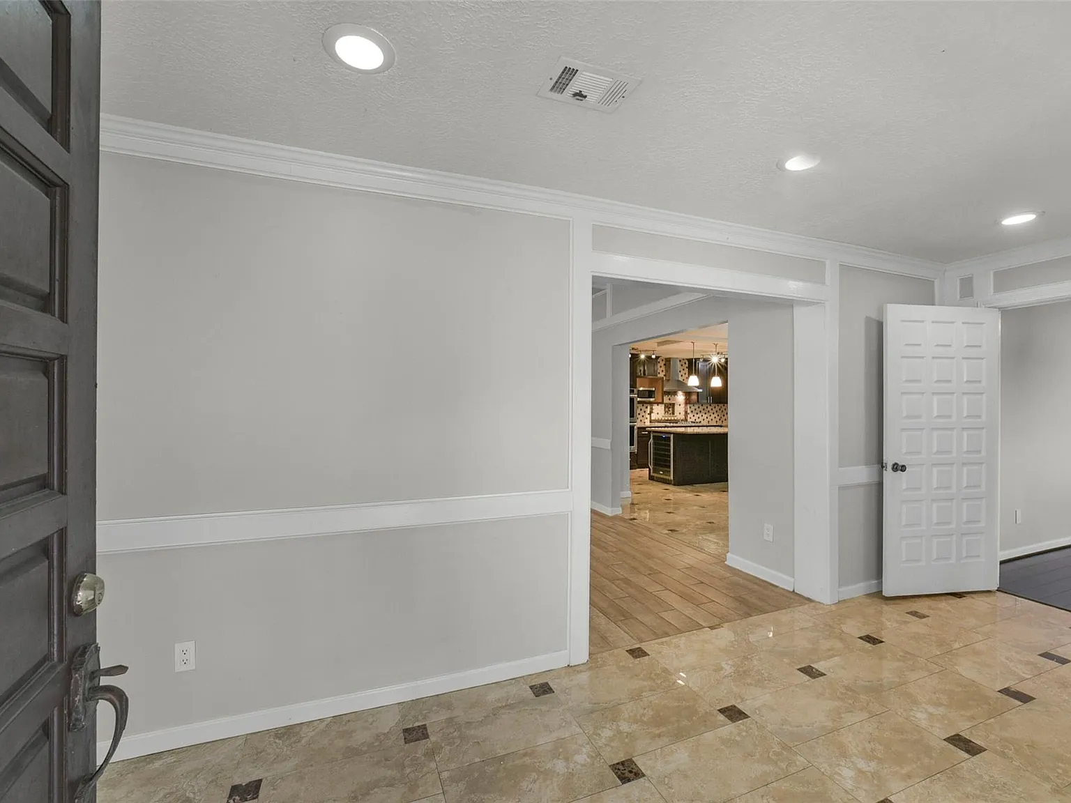 3 bed, 3.0 bath, 2890 sqft, $3,700 — Photo 3