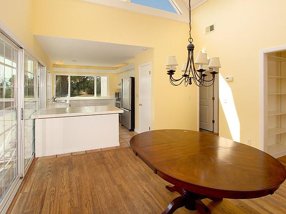 5th image of 627 Cabrillo Ave
