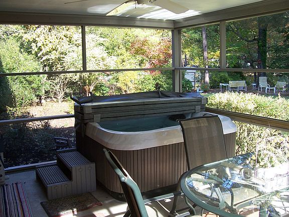 Sreen porch with Jacuzzi
