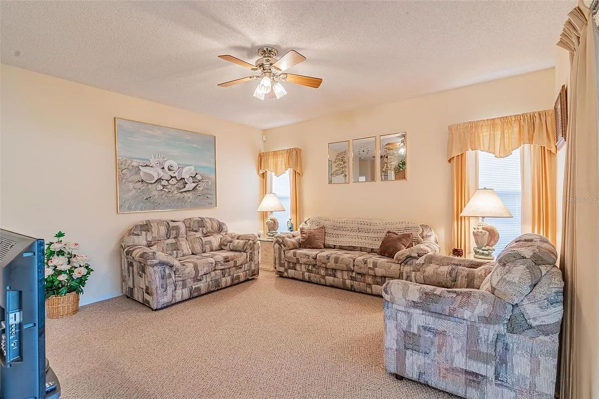 3 bed, 2.0 bath, 1609 sqft, $2,100 — Photo 2