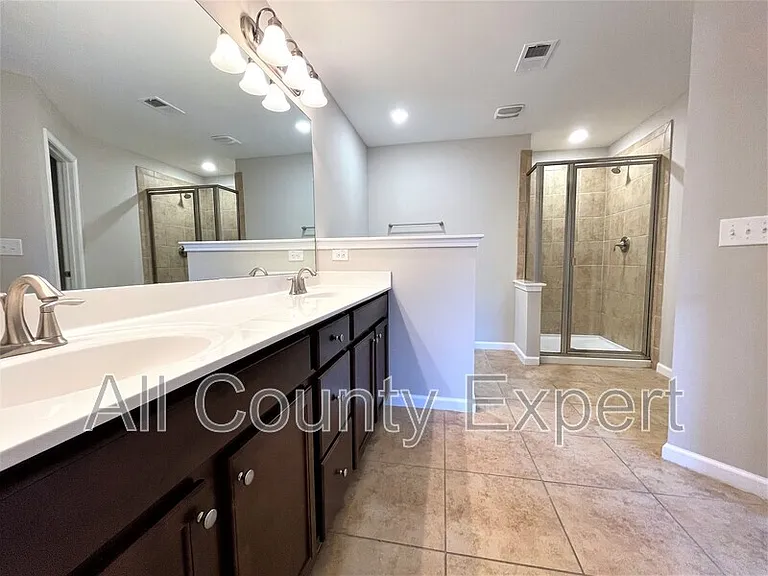 912 Rose Way — Photo 16