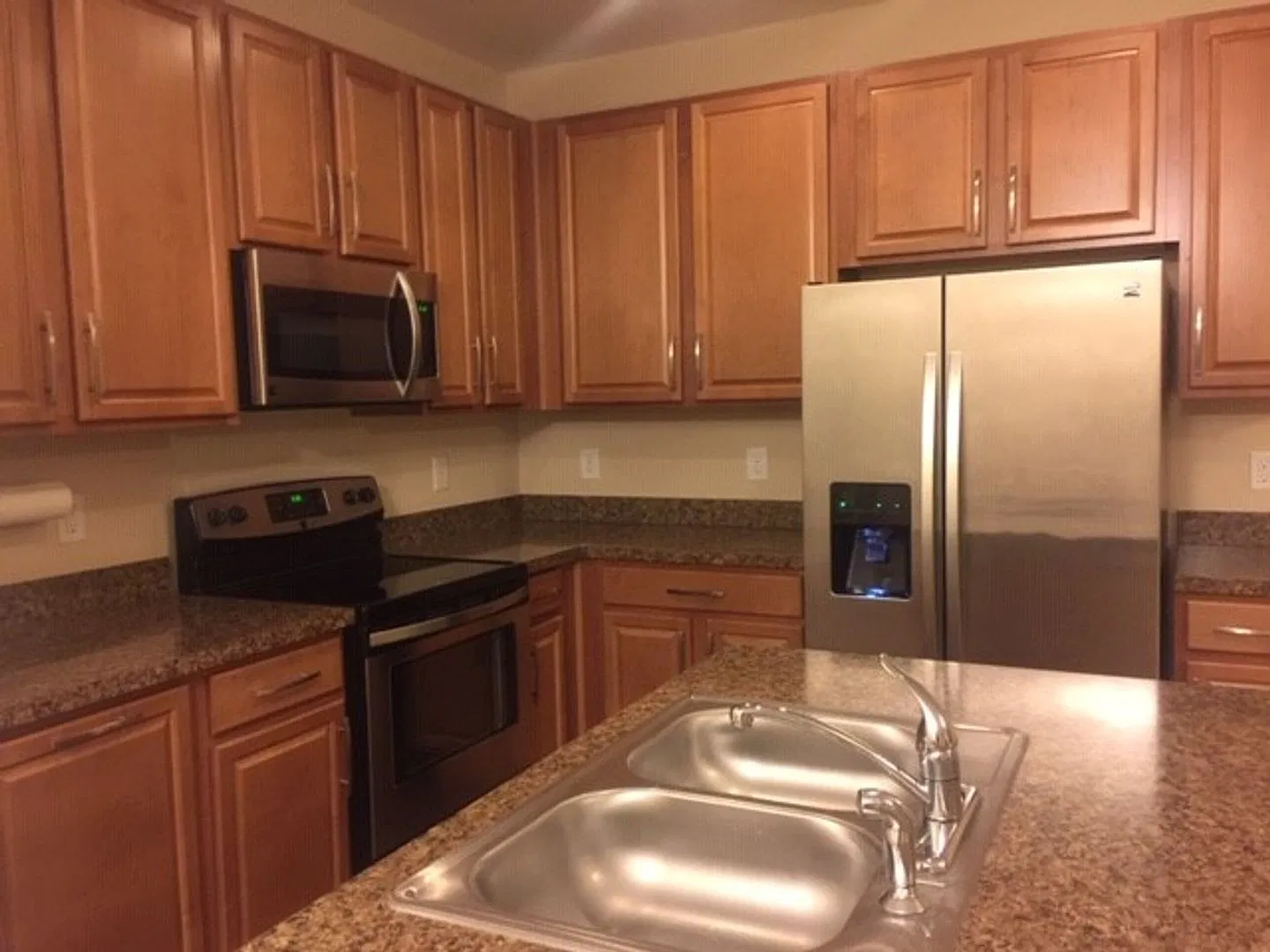 Available Now! 2 story town home in Liberty Crossing, spacious and bright — Photo 2