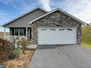 749 Golden Spring Dr, Waynesboro, PA 17268