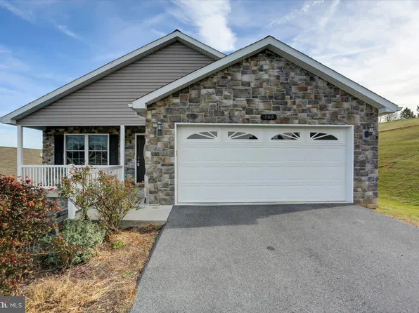749 Golden Spring Dr, Waynesboro, PA 17268