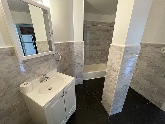 5th image of 927 Putnam Ave #1L