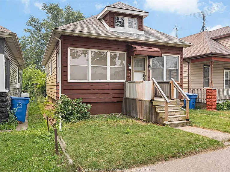 497 McKay Ave — Photo 2