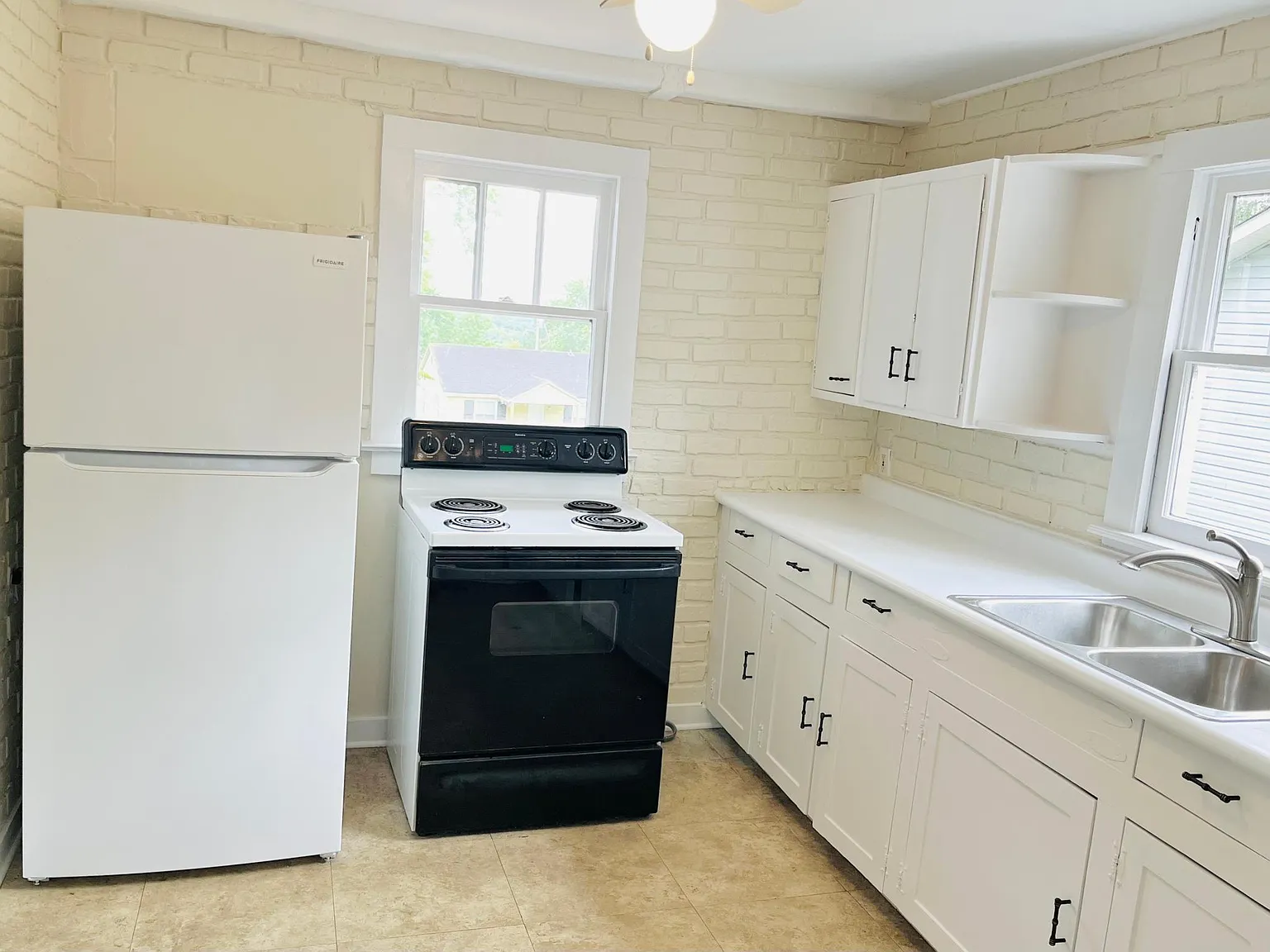 2811 Carson Ave — Photo 4