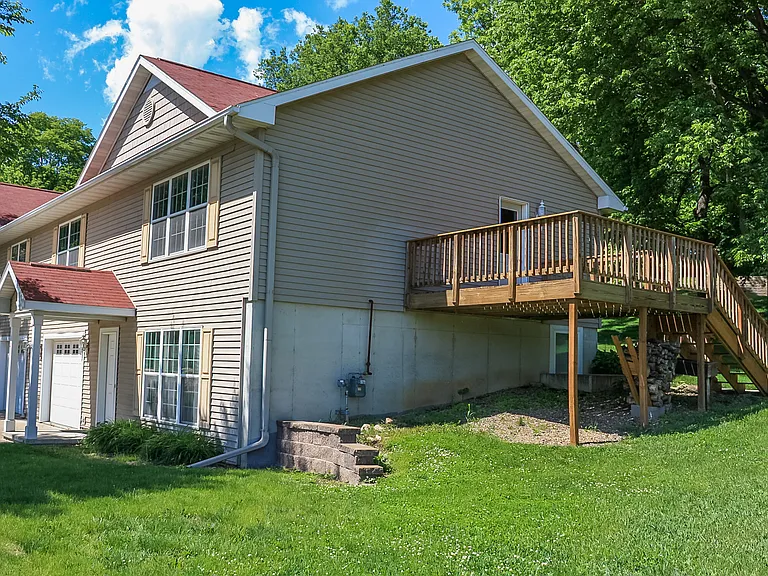 1215 E Bremer Ave — Photo 3